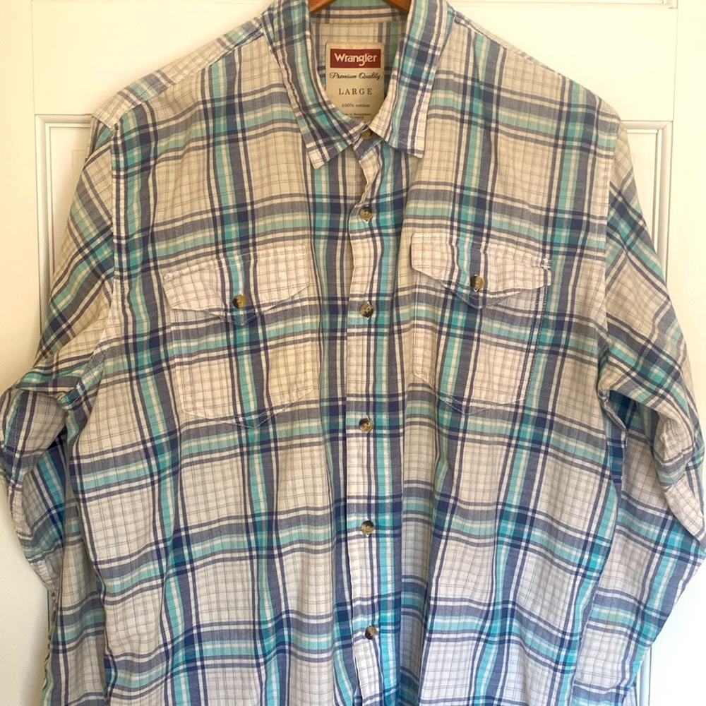 WRANGLER Men’s Button-down soft Cotton shirt. Size L